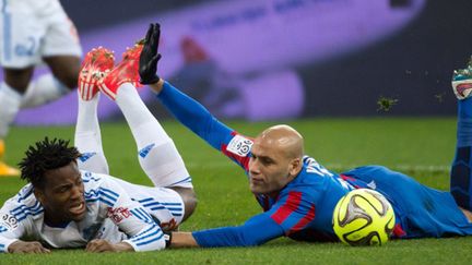 Batshuayi et Yahia se battent pour le ballon (BERTRAND LANGLOIS / AFP)