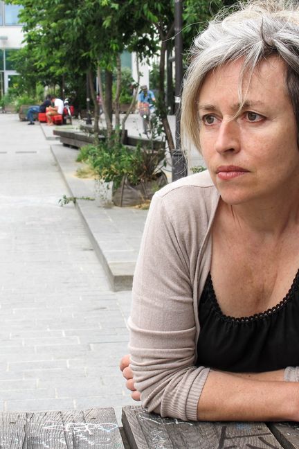 Laurence, habitante de la place de la Chapelle, sur l'esplanade Nathalie-Sarraute, à Paris, le 31 mai 2017 (ELISE LAMBERT / FRANCEINFO)