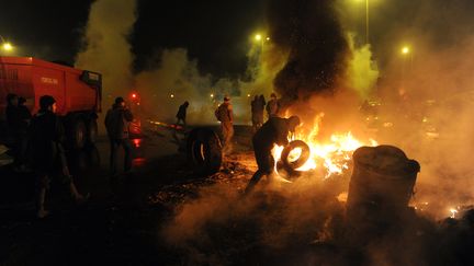 Des agriculteurs allument des feux devant la préfecture de Quimper (Finistère), le 27 janvier 2016. (FRED TANNEAU / AFP)