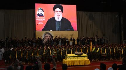 Des civils, des militaires et des partisans du Hezbollah assistent le 1er août 2024 à la cérémonie funéraire du plus haut commandant militaire du Hezbollah, Fouad Chokr, tué lors d'une frappe israélienne à Beyrouth, au Liban, fin juillet. (HOUSSAM SHBARO / ANADOLU)