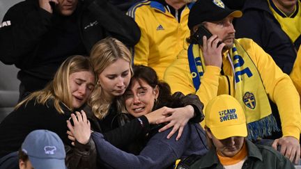 Des supporters suédois confinés dans le stade Roi-Baudouin à Bruxelles, le 16 octobre 2023, après un attentat qui a visé des citoyens suédois dans une rue de Bruxelles. (JOHN THYS / AFP)