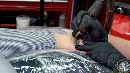 Une personne se fait tatouer, le 28 février 2020. (PATRICK LEFEVRE / MAXPPP)