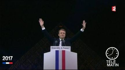 Emmanuel Macron salue la foule au Louvre. (FRANCE 2)