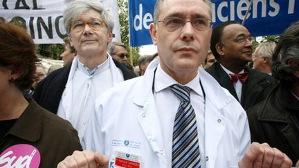 Le Pr Bernard Granger manifeste pour défendre l'hôpital public, le 28 avril 2009, à Paris. (AFP/JOEL SAGET)