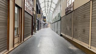 Des commerces fermés pendant le confinement, dans une galerie à Reims, le 16 novembre 2020. (STÉPHANE MAGGIOLINI / RADIO FRANCE)