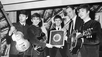 Les Beatles entourent leur producteur George Martin (deuxième à droite), le 4 août 1963 à Londres (Grande-Bretagne). (MAXPPP)