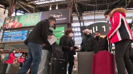 Prendre l’air, s’évader, on en a bien besoin, surtout en ce moment. Vous êtes d’ailleurs nombreux à partir ce samedi 19 février en ce nouveau week-end de départ en vacances. Dans les gares parisiennes, 400 000 voyageurs sont attendus tout le week-end.&nbsp; (FRANCE 3)