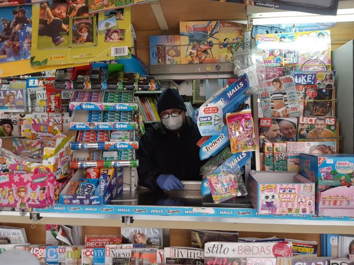 Xavier tient le kiosque à journaux juste à côté de l'hôtel&nbsp;4 étoiles&nbsp;Catalonia&nbsp;Gran&nbsp;Vía, à Madrid, qui s'est vidé de ses clients pour accueillir des malades du coronavirus que l'hôpital ne peut plus absorber. (MARIE-PIERRE VEROT / RADIO FRANCE)