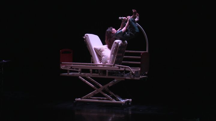 Despite the handicap that remains, Alice Barraud has managed to reconnect with her profession as an acrobat to integrate it into her show.  (C. Behr / France Televisions)