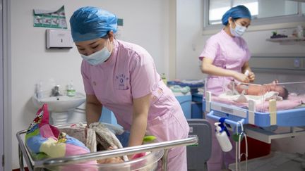 Des bébés pris en charge dans une maternité dans un hôpital de Yongzhou (Chine), le 12 mai 2022. (JIANG KEQING / XINHUA / AFP)