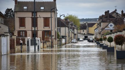 A Chablis (Yonne), plusieurs secteurs de la commune sont touchés par l'inondation. (CAROLINE GIRARD / MAXPPP)