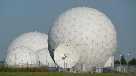 Des domes cachant des radars des services de renseignement am&eacute;ricains, pr&egrave;s de Bad Aibling (Allemagne), le 6 ao&ucirc;t 2013. (ANDREAS GEBERT / DPA)