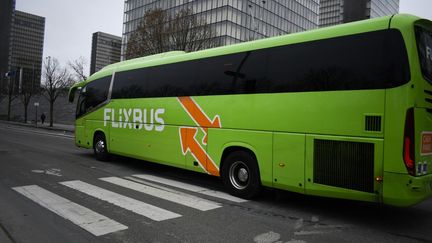 Un car Flixbus à Paris, le 18 décembre 2023. (MAGALI COHEN / HANS LUCAS / AFP)