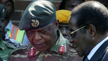 Robert Mugabe en grande discussion avec le général Chiwenga, auteur du coup de force, le 14 novembre 2017 (Philimon Bulawayo/ reuters)