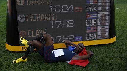 Teddy Tamgho pose devant son record de France du triple saut &agrave; 18,04 m, lors des Mondiaux de Moscou (Russie), le 18 ao&ucirc;t 2013. (ADRIAN DENNIS / AFP)