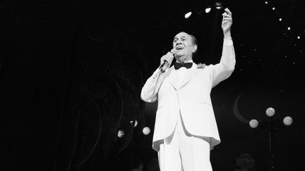 Tino Rossi au Casino de Paris en 1982. (BERTRAND LAFORET / GAMMA-RAPHO via GETTYIMAGES)