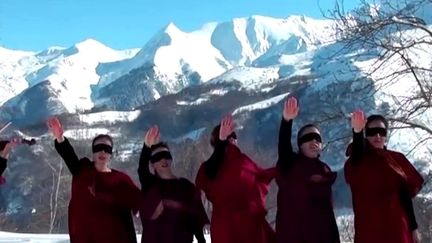 "Les brigandes" dans le clip de leur chanson "Antifa"
 (France 3/Culturebox / capture d&#039;écran clip &quot;Antifa&quot;)