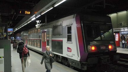 Une rame de RER stationne en gare, à Paris, le 4 août 2017. (YASUSHI KANNO / SIPA)