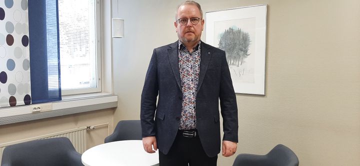 Vesa Lakaniemi, le maire d'Eurajoki, la ville la plus proche des réacteurs nucléaires de l'île&nbsp;d’Olkiluoto. (VALENTIN DUNATE / RADIO FRANCE)