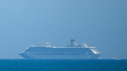 Le "Costa Magica" au large de la côte de Miami, aux Etats-Unis, le 26 mars 2020. (CLIFF HAWKINS / GETTY IMAGES NORTH AMERICA / AFP)