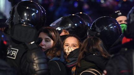 Lors d'une manifestation de soutien à Alexeï Navalny, mardi 2 février 2021 à Moscou (Russie). (KIRILL KUDRYAVTSEV / AFP)