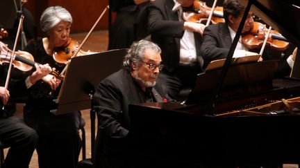 Le pianiste Leon Fleisher accompagné par le&nbsp;New York Philharmonic à New York en décembre 2008. (HIROYUKI ITO / HULTON ARCHIVE)