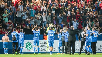 Les joueurs de l'équipe nationale du Kosovo saluent leurs supporters après un match contre les îles Féroé, à Francfort (Allemagne) le 3 juin 2016 (FRANK RUMPENHORST / DPA)