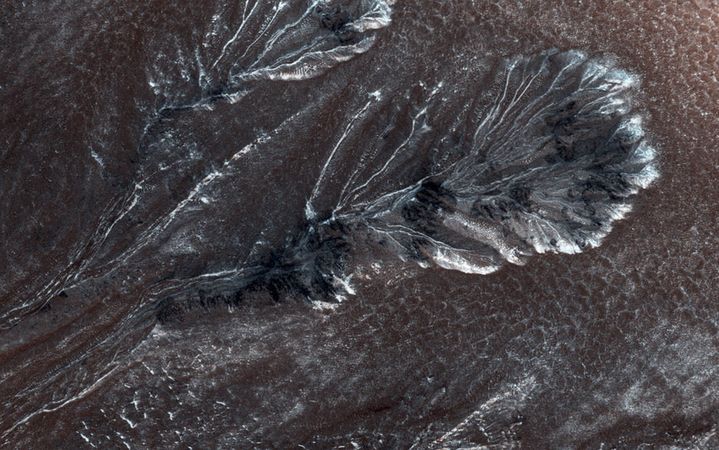 Du givre sur la surface de Mars, photographi&eacute; par la cam&eacute;ra HiRISE&nbsp;de la sonde spatiale Mars Reconnaissance Orbiter,&nbsp;le 11 avril 2015. (NASA / REUTERS)