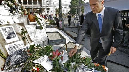 Le président serbe Boris Tadic rendant hommage à Brice Taton le 1er octobre 2009 (AFP / service de presse présidentiel / Nenad Djordjevic)