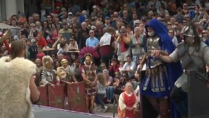 Chaque année, à Nîmes (Gard), pendants quelques jours, petits et grands se prennent au jeu et travaillent comme au temps de César. (CAPTURE D'ÉCRAN FRANCE 2)