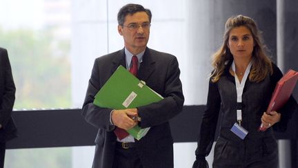 Patrick Devedjian et sa directrice de cabinet, Marie-C&eacute;lie Guillaume, le 23 octobre 2009 au conseil g&eacute;n&eacute;ral des Hauts-de-Seine, &agrave; Nanterre. (LIONEL BONAVENTURE / AFP)