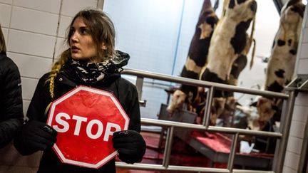 Une militante de l'association antispéciste 269 Libération Animale dans un abattoir près de Saint-Etienne (Loire), le 19 décembre 2016. (NICOLAS LIPONNE / NURPHOTO / AFP)