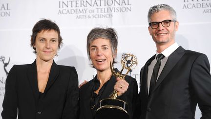 Carole Scotta, Caroline Benjo et Jimmy Desmarais, les producteurs de la s&eacute;rie fran&ccedil;aise "Les revenants", r&eacute;compens&eacute;s d'un International Emmy Award, le 25 novembre 2013 &agrave; New York (Etats-Unis). (BEHAR ANTHONY / SIPA USA / SIPA)