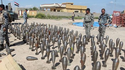 Des policiers irakiens répertorient de munitions pris à Daech dans la ville d'Al-Alam, en Irak, le 17 Mars 2015  (AFP PHOTO / AHMAD AL-RUBAYE)