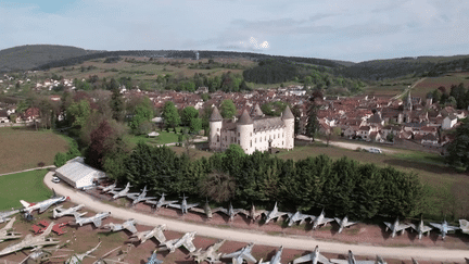 Avions de chasse, voitures de collection, tracteurs, motos, le château de Savigny-lès-Beaune (Côte-d’Or) regorge de surprises pour les fans de mécanique. Chaque année, il attire 40 000 visiteurs. (France 2)