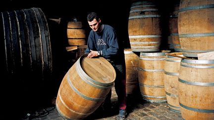 Antoine, tonnelier photographi&eacute; par des &eacute;l&egrave;ves de CM2 lors de l'ann&eacute;e scolaire 2002-2003 dont le th&egrave;me &eacute;tait &laquo; C'est quoi ton m&eacute;tier ? &raquo;. (MAISON DOISNEAU)