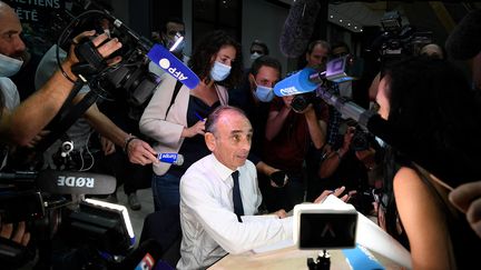 Eric Zemmour lors du lancement de la promotion de son nouveau livre "La France n'a pas dit son dernier mot" à Toulon&nbsp;(Var),&nbsp;le 17 septembre 2021. (NICOLAS TUCAT / AFP)