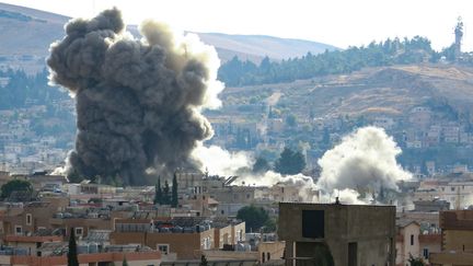 De la fumée s'élève d'un quartier résidentiel de Baalbek, au Liban, après une frappe israélienne, le 3 novembre 2024. (NIDAL SOLH / AFP)