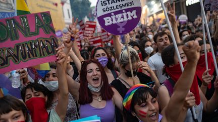 Des manifestantes protestent contre le retrait de la Turquie de la Convention d'Istanbul, à Istanbul (Turquie) le 1er juillet 2021. (YASIN AKGUL / AFP)