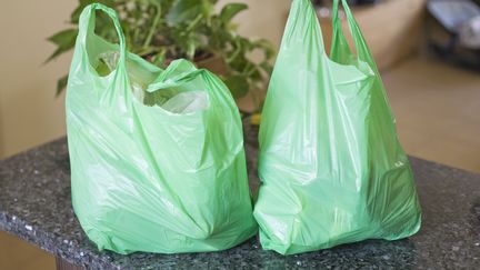 Il faut quatre cents ans pour qu'un sac plastique se dégrade, un an ou deux s'il est en matière organique, comme de l'amidon de pomme de terre ou de maïs.&nbsp; (GETTY IMAGES)