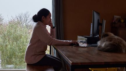 Une habitante de Saint-Georges de Montaigu (Vendée) fait du télétravail, le 14 décembre 2022. (MATHIEU THOMASSET / HANS LUCAS / AFP)