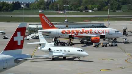 Un appareil de la compagnie low cost Easy Jet, sur une&nbsp;piste de l'aéroport de Genève.&nbsp; (MAXPPP)