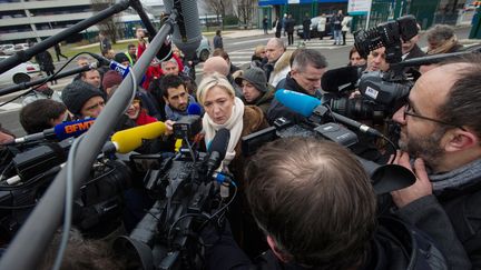 La pr&eacute;sidente du FN Marine Le Pen devant l'usine PSA de Sochaux, le 23 janvier 2015. (SEBASTIEN BOZON / AFP)