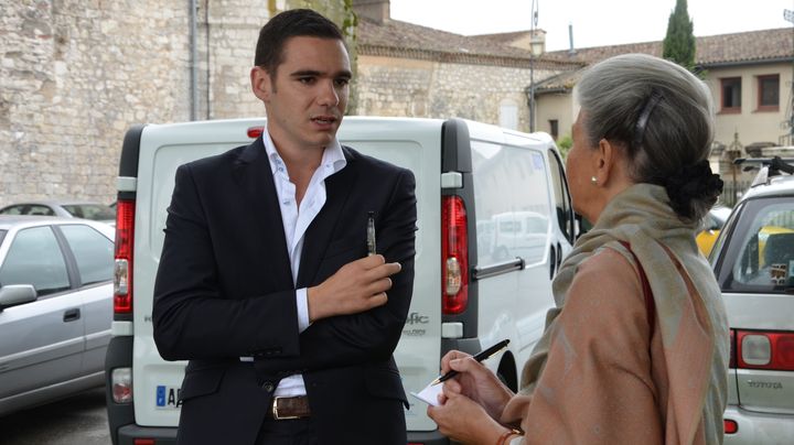 Etienne Bousquet-Cassagne et H&eacute;l&egrave;ne Collet, responsable du FN &agrave; Agen, le 19 juin &agrave; Monflanquin (Lot-et-Garonne). (THOMAS BAIETTO / FRANCETV INFO)