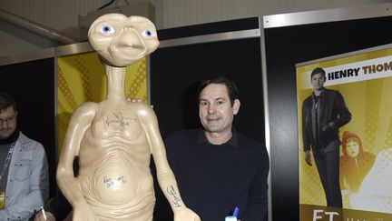 Henry Thomas avec une reproduction d'E.T. à Dortmund (Allemagne), le 7 décembre 2019. (NICOLE KUBELKA/GEISLER-FOTOPRESS / GEISLER-FOTOPRESS via MAXPPP)