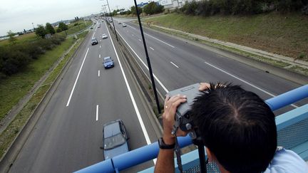 Des contrôles routiers sont effectués pour le retour des vacances, le 27 août 2005 à Lyon. (FRED DUFOUR / AFP)