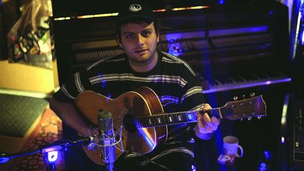 Mac DeMarco chez lui dans son home studio de Los Angeles en 2019, photographié par sa compagne Kiera. (Kiera McNally)