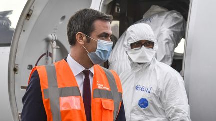 Le ministre de la Santé Olivier Véran à l'aéroport de Lyon-Bron, à Bron, le 16 novembre 2020. (PHILIPPE DESMAZES / AFP)