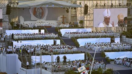 Les catholiques participent à la messe d'ouverture des Journées mondiales de la jeunesse à Panama, à la veille de l'arrivée du pape François, le 22 janvier 2019. (RAUL ARBOLEDA / AFP)