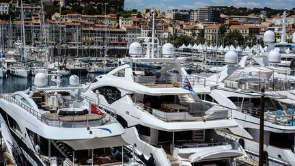 Des yachts dans le port de Cannes (Alpes-Maritimes). (MAXPPP)